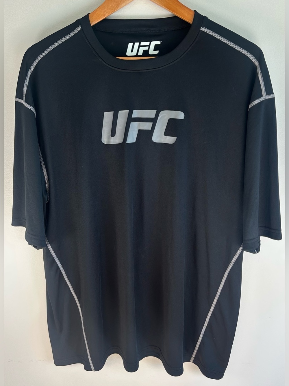 UFC Men’s Tension Muscle Fit Shirt Size XL Short Sleeve Black Stretch EUC